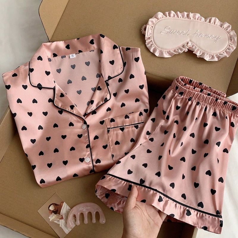 Conjunto de pijama con blusa de satén con estampado de corazones y ribetes contrastantes y pantalones cortos