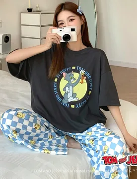 Set de 2 piezas de pijama para mujer con parte superior de manga corta holgada y estampado de dibujos animados y pantalones cortos con estampado compl - Shein - FashionsVida