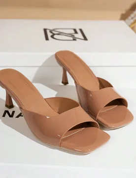 Sandalias de tacón alto para mujer, estilo clásico, punta cuadrada, tacón kitten, cuero charol color camello, mule de punta abierta, versátiles y - Shein - FashionsVida