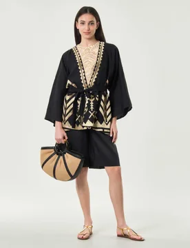 Giacca kimono nera in puro lino con cintura e ricami dorati d'ispirazione greca - Greek Archaic Kori - FashionsVida