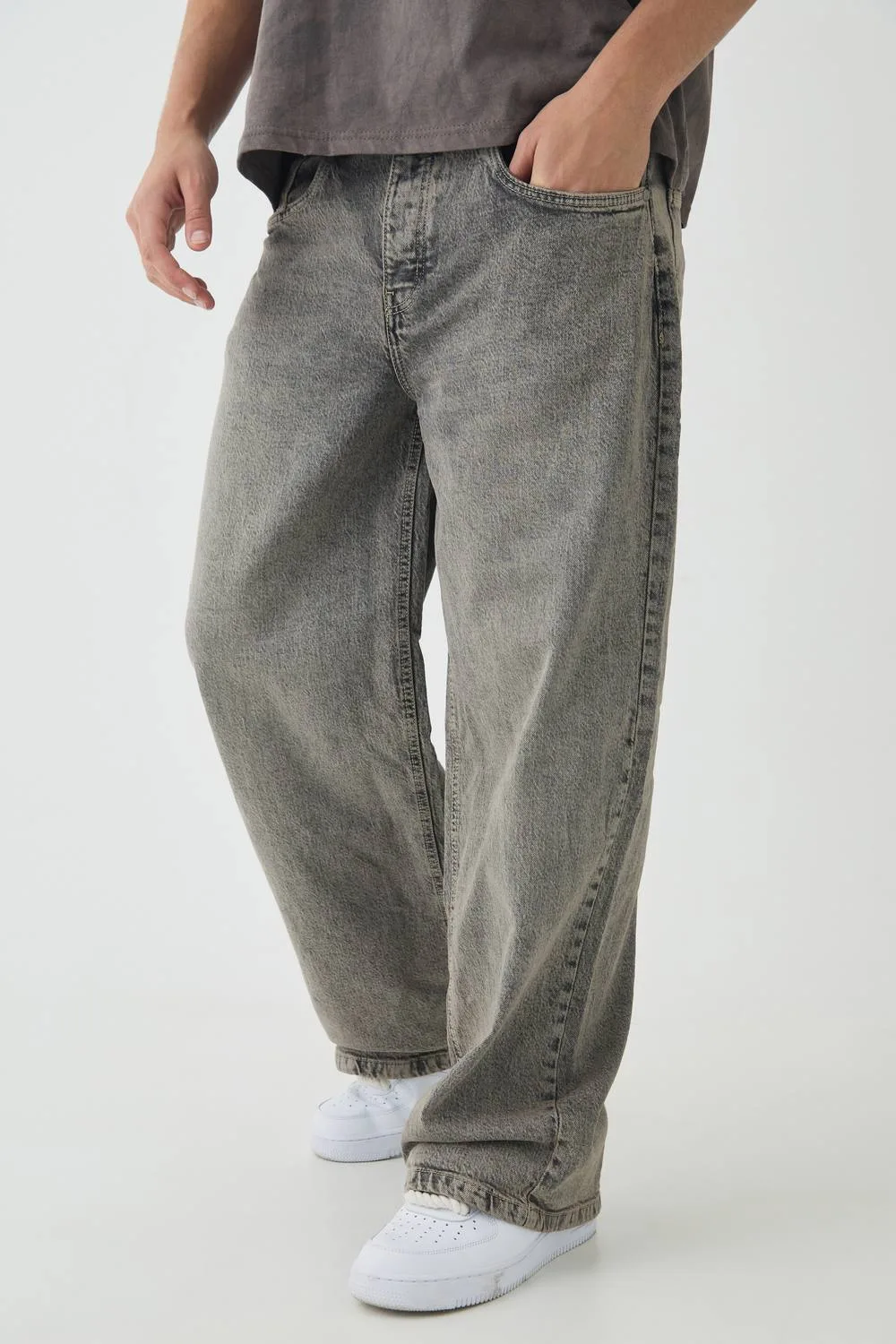 Herren Basic Jeans Hosen In Entspannter Passform Stone Größe 36R - boohooMAN - FashionsVida