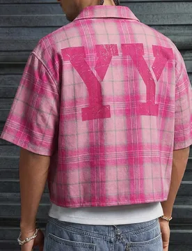 Camisa de hombre de ajuste holgado con cuello vuelto, manga corta, estampado y parches en los costados de diferentes tamaños - Shein - FashionsVida