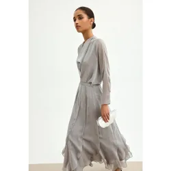 Falda midi de mujer atemporal y elegante