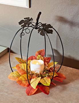 Metall-Kürbis mit LED-Kerze & Blätterarrangement