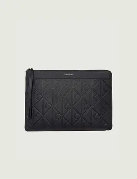 POCHETTE EMBLEM UNI - Calvin Klein Jeans - FashionsVida