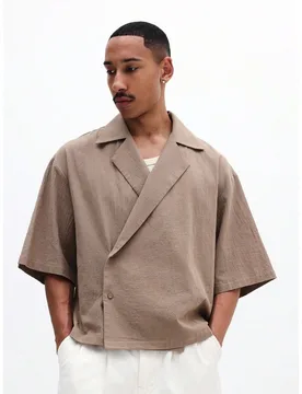 Camisa de manga corta con solapa y detalle de botones en color beige para uso casual en verano y primavera - Shein - FashionsVida
