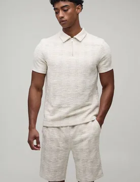 Herren Schmal Geschnittenes Bouclé-Karo Poloshirt Mit Reißverschlusskragen & Shorts Set Stone Größe Small - boohooMAN - FashionsVida