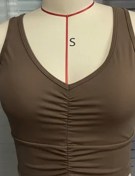 Camiseta deportiva acolchada de unicolor para mujer, diseño de escote en V marrón con pliegues en el busto, versátil para gimnasio, yoga, pilates, - Shein - FashionsVida
