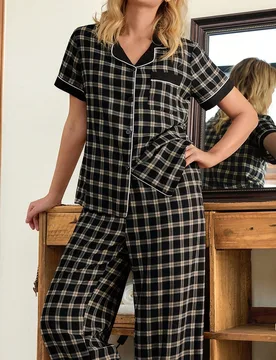 Conjunto de pijama de mujer con bloque de color, estampado a cuadros y textura de burbujas, de manga corta y pantalón - Shein - FashionsVida