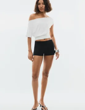 Asymmetrisches T-Shirt mit Nieten Ecru M - Stradivarius - FashionsVida