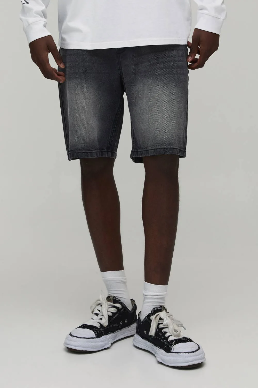 Herren Basic Entspannt Geschnittene Denim-Shorts Charcoal Größe 34 - boohooMAN - FashionsVida