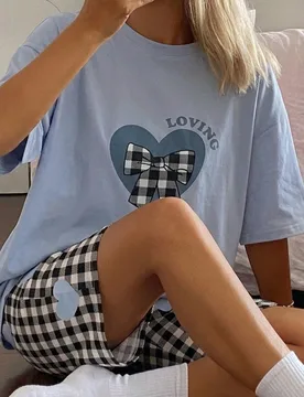 Conjunto de pijama cómodo para mujer con estampado de corazón y cuadros de guinga, conjunto de top de manga corta y pantalón corto, tela de punto, - Shein - FashionsVida