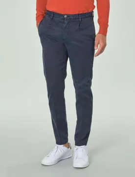 Pantalone chino blu in gabardina di cotone stretch con pinces in vita - Paul Baker - FashionsVida