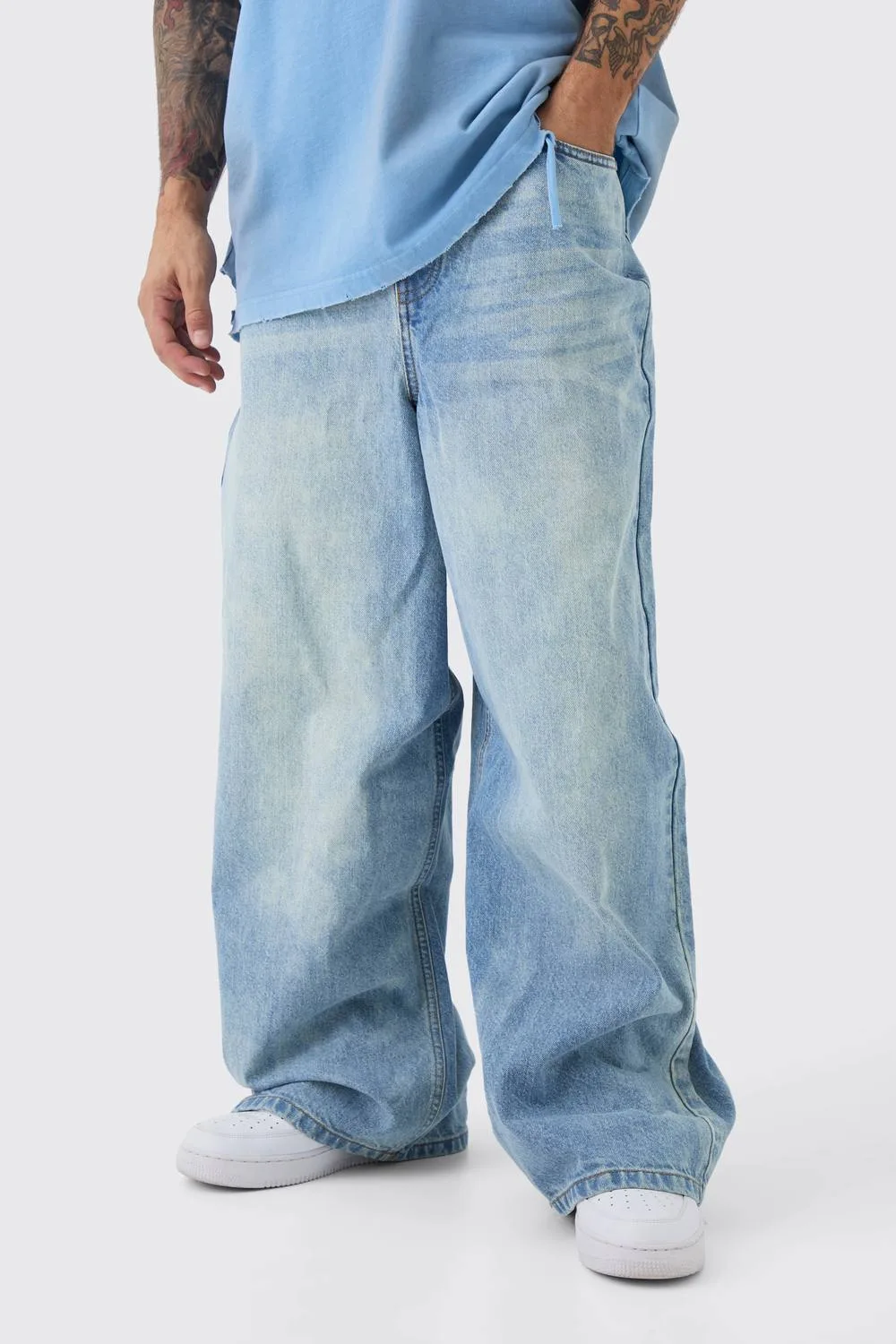 Herren Basic Parachute Fit Jeans Hosen Antique Blue Größe 75R - boohooMAN - FashionsVida