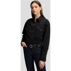 Camisa de mujer con canesús en punta y bolsillos con solapa