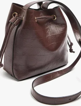 Bandolera de mujer estilo cubo con cierre de cremallera en liso - Parfois - FashionsVida