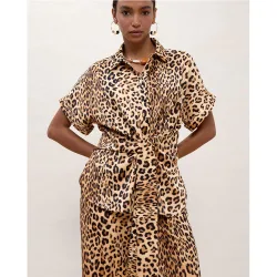 Camisa de mujer con nudo animal print