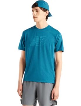 RC ESSENTIAL GRAPHIC T-SHIRT V2 Herren Streamsong Gr. S - New Balance - FashionsVida
