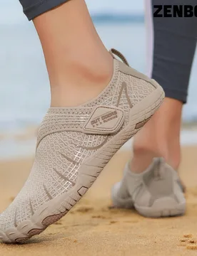 Zapatos de agua para mujer Zenbolt, zapatos descalzos de punta ancha, zapatos de playa anfibios de secado rápido, patrón de letras de moda, estilo d - Shein - FashionsVida