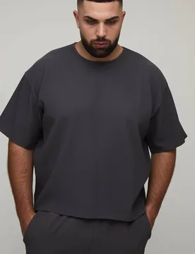 Herren Plus Plissiertes Oversized Boxy T-Shirt Charcoal Größe 2XL - boohooMAN - FashionsVida
