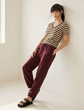 T-shirt in cotone a righe con scollo a V - marrone
