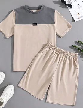 Conjunto de camiseta de manga corta y pantalones cortos de estilo escolar casual para adolescentes varones, con parches de color caqui y aplicaciones - Shein - FashionsVida
