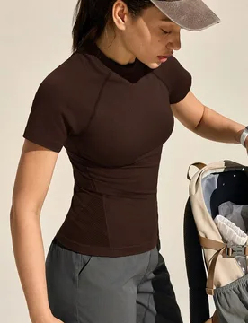 Camiseta deportiva de manga corta ajustada de unicolor para exteriores - Shein - FashionsVida
