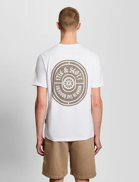 Men's Graphic Badge Cotton T-Shirt in White - Lyle & Scott - FashionsVida
