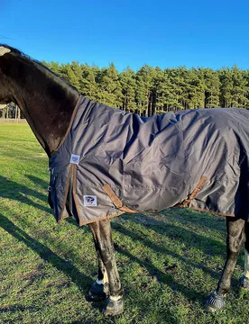 Manski Weidedecke Highneck SEASON 200g, charcoal 105 - Reitsport Manski - FashionsVida