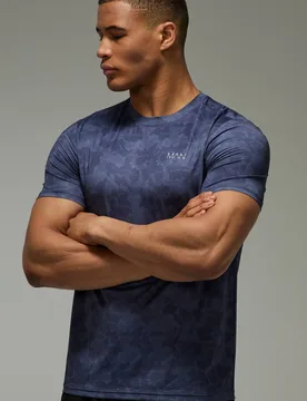 Men's Active Regular Fit Geo Camo T-Shirt Navy Size Small Navy S - boohooMAN - FashionsVida