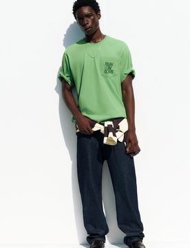 T-Shirt Regolare Con Taschino E Grafica