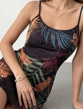 Vestido camisero de seda sintética con estampado de leopardo y plantas, ropa de estar en casa de lujo - Shein - FashionsVida