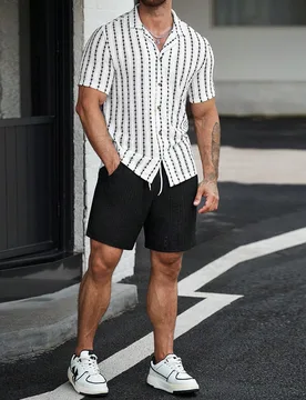 Conjunto de camisa de manga corta ajustada con cuello cubano, textura hueca y rayas negras y blancas retro para hombre, estilo casual maduro de vacaci - Shein - FashionsVida