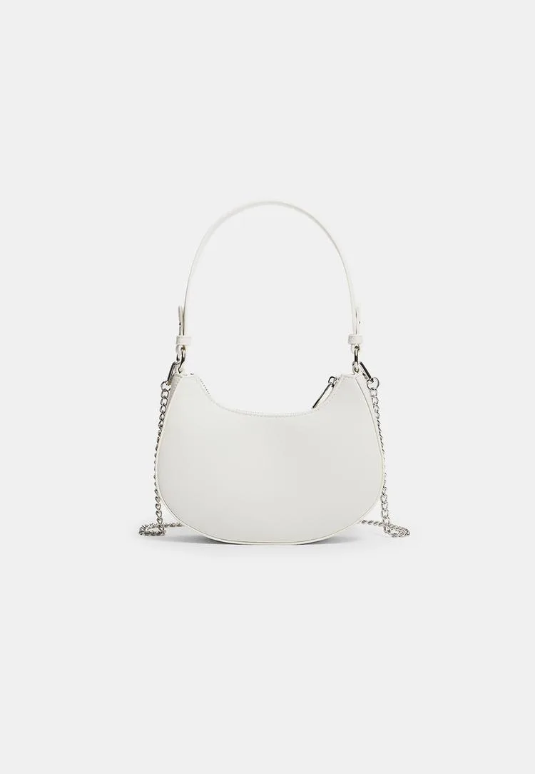 Mondförmige Schultertasche mit Kette Weiß OS - Stradivarius - FashionsVida