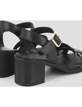 Sandalias de tiras de mujer de piel y cierre de hebilla - Blogger - FashionsVida