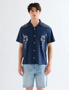 Camisa de hombre de manga corta con bordado floral - Wrangler - FashionsVida