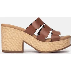 Sandalia de piel con tacón forrado en rafia