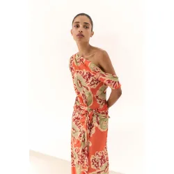 Vestido de mujer con escote asimétrico