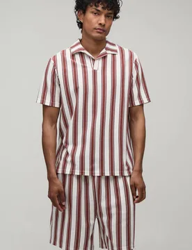 Herren Normal Geschnittenes Gestreiftes Reverskragen-Poloshirt & Shorts Set Brown Größe Medium - boohooMAN - FashionsVida