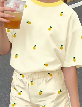 Set de 2 piezas de camiseta de manga corta y pantalones cortos con estampado retro de limón en color amarillo crema y cuello de contraste para niñas - Shein - FashionsVida
