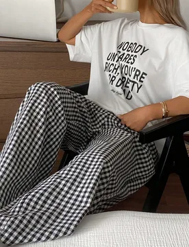 Set de 2 piezas de pijama con top de camiseta con estampado de letras y pantalones holgados a cuadros para mujeres - Shein - FashionsVida