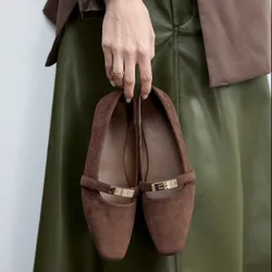 Bailarinas cuadradas de ante marrón con hebilla metálica, zapatos cómodos y casuales tipo Mary Jane para combinar con vestidos