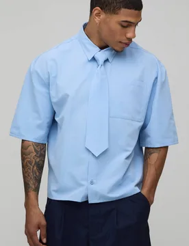 Herren Oversize Boxy Halbarm-Hemd mit Krawatte Blue Größe Large - boohooMAN - FashionsVida