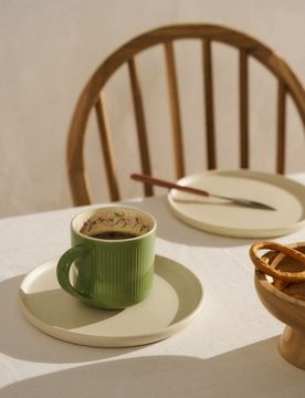 Tazza in ceramica con motivo rigato - verde pallido