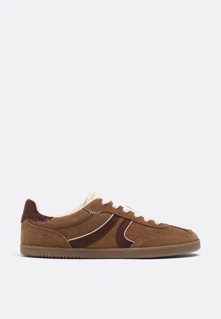 S011 Retro-Sneaker aus Leder BRAUN 38 - Stradivarius - FashionsVida