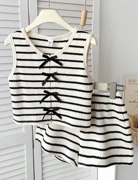 Conjunto básico casual de 2 piezas para niñas jóvenes, con top corto sin mangas de punto con textura a rayas marrones y blancas, y shorts sueltos p - Shein - FashionsVida