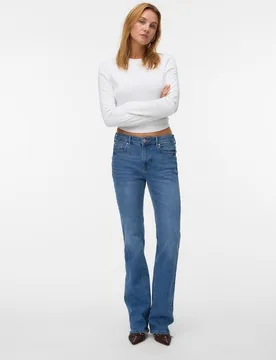 Jeans flared de mujer con bolsillos traseros - Vero Moda - FashionsVida