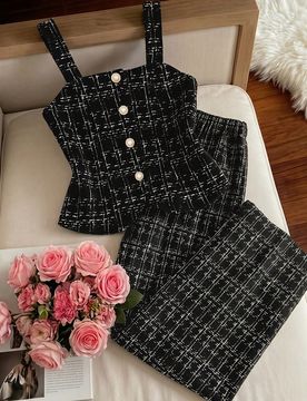 Conjunto de top sin mangas y pantalones de pierna ancha para niñas preadolescentes. El top presenta un escote cuadrado, un ajuste en la cintura natur