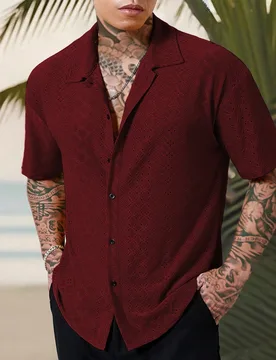 Estilo casual de vacaciones para hombres, camisa de manga corta suelta con textura de jacquard a rayas geométricas de punto a juego, con ojal de boto - Shein - FashionsVida