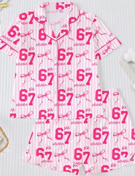 Set de 2 pijamas infantiles a rayas rosas, con camisa de cuello y mangas cortas, y pantalones cortos con cintura elástica y dobladillo con volantes, - Shein - FashionsVida